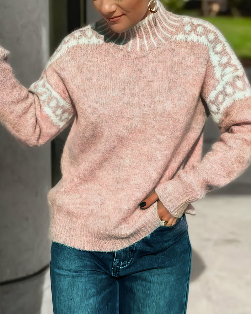 Sweter z wysoki dekolt, mønstret w kontrastKolory