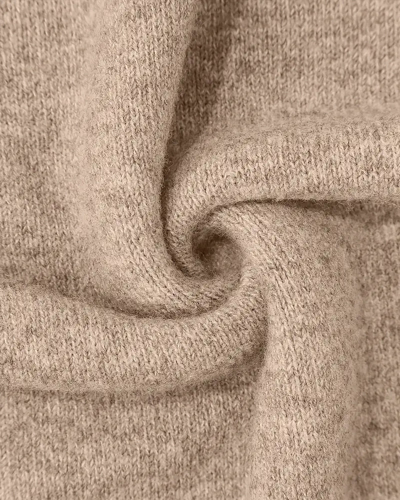 Sweter z wysoki dekolt, mønstret w kontrastKolory