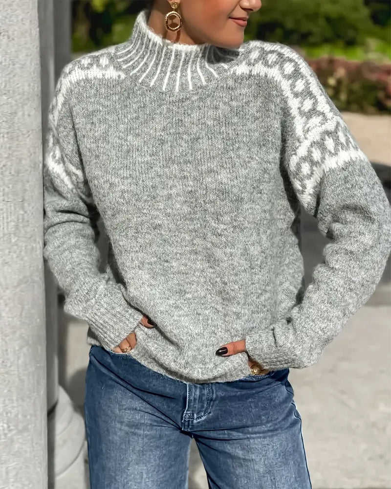 Sweter z wysoki dekolt, mønstret w kontrastKolory
